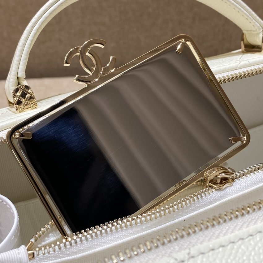 CHANEL 22 Camera Bag White - Image 2