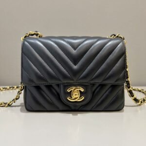 CHANEL Flap V 17cm