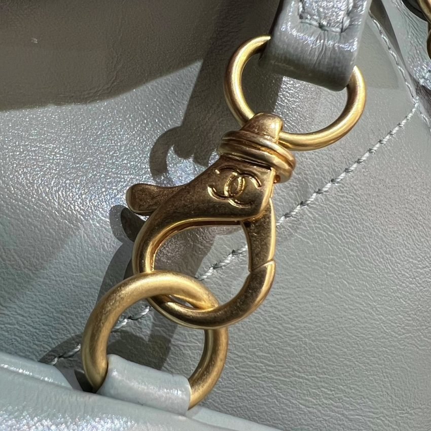 CHANEL 22 Medium Handbag Mint Green - Image 4