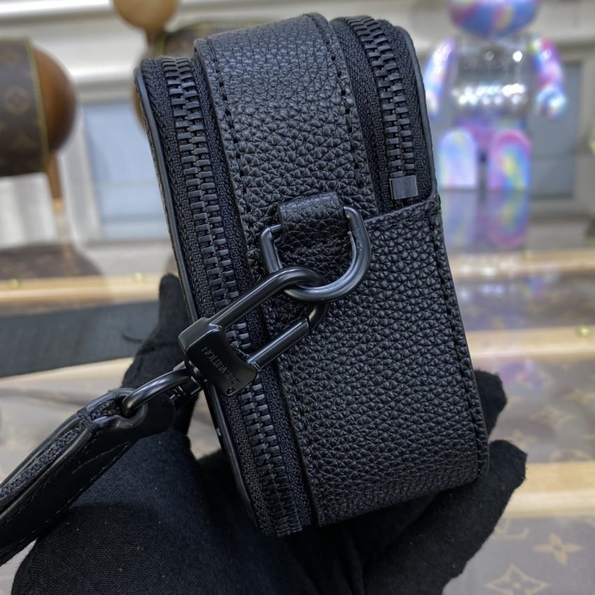 Fake Louis Vuitton Alpha Messenger Black - Image 3