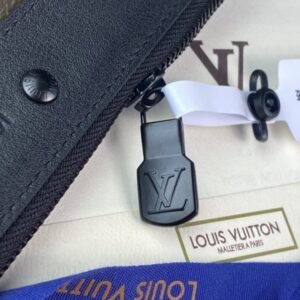 Alternative view of Louis Vuitton To Go Pochette Brown