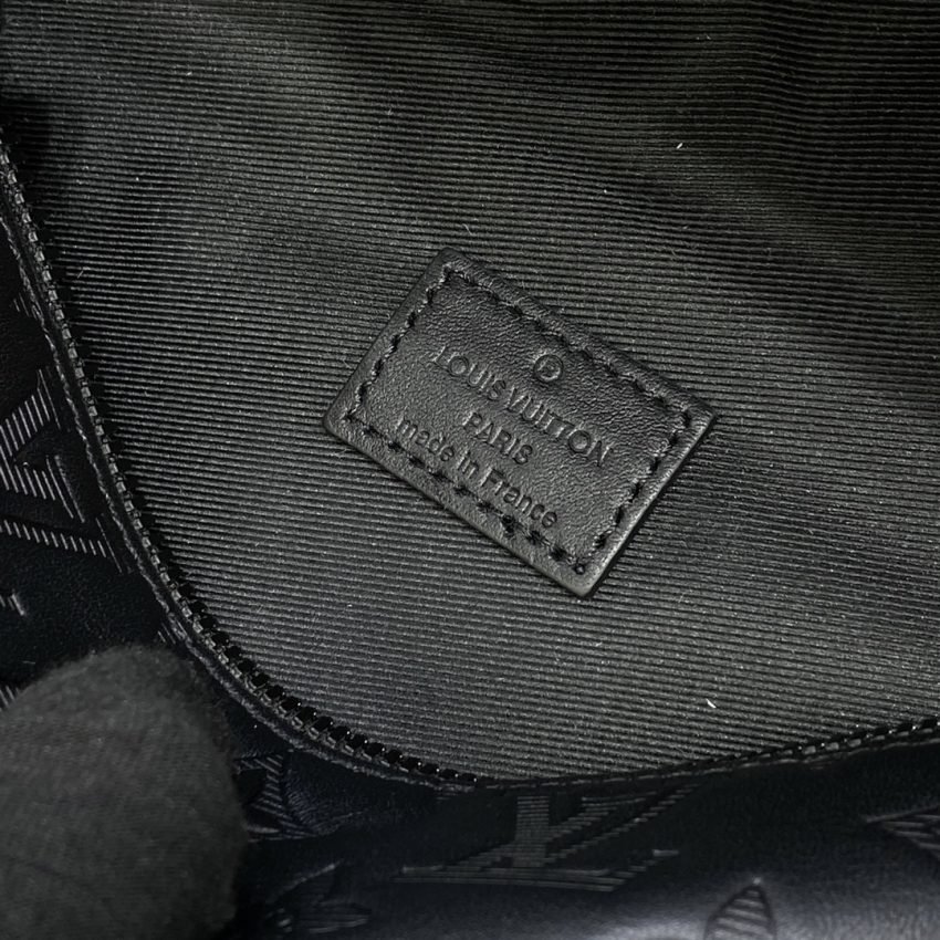 Fake Louis Vuitton Bumbag Discovery Full Black - Image 3