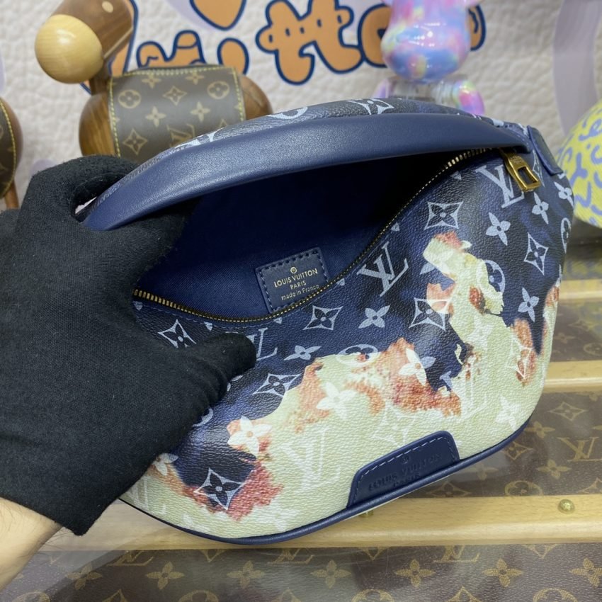 Fake Louis Vuitton Bumbag Discovery Blue Fire - Image 3