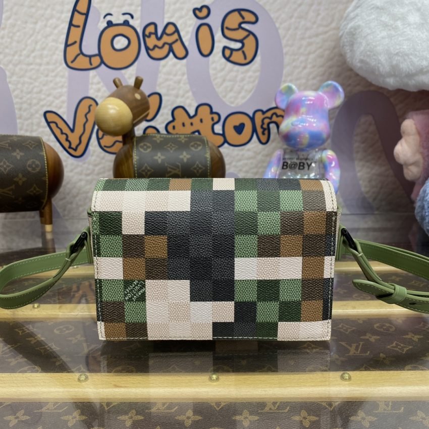 Replica Louis Vuitton Steamer Wearable Wallet - Image 4