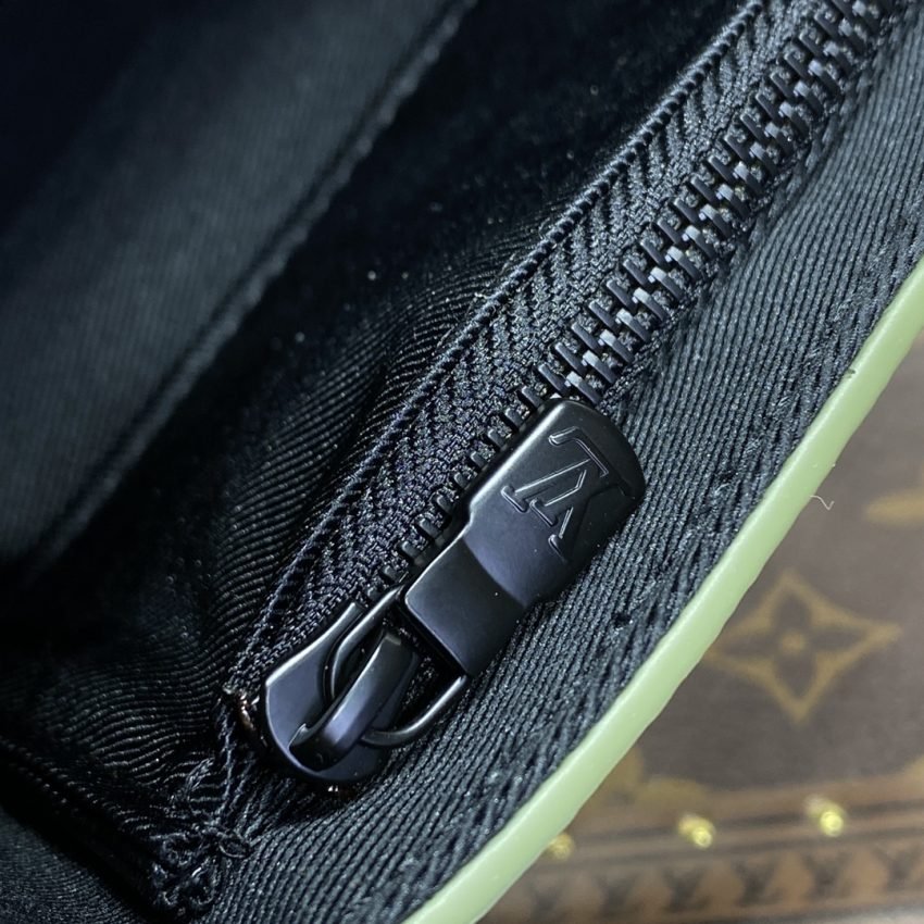 Replica Louis Vuitton Steamer Wearable Wallet - Image 3