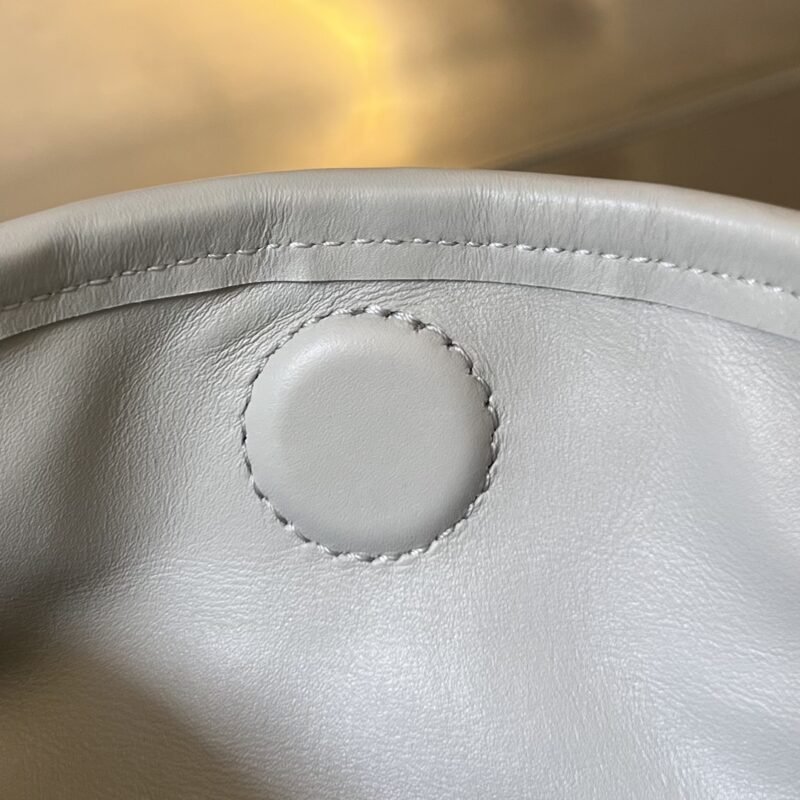 Fake Bottega Veneta Hop Wave - Image 7