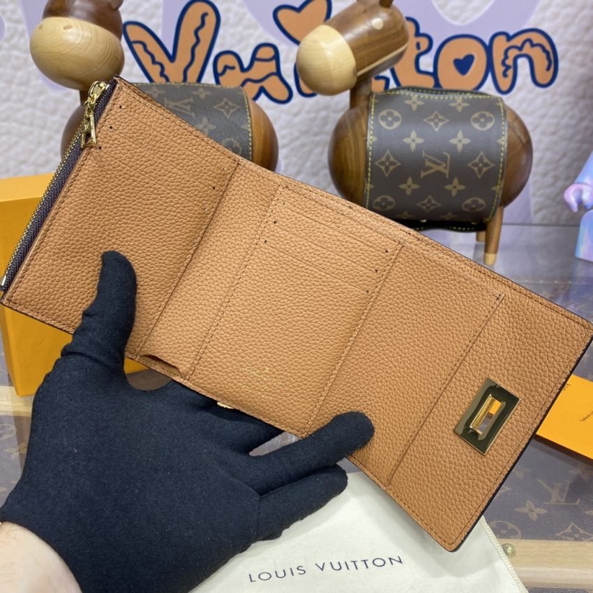 Fake Louis Vuitton Victorine On My Side Wallet - Image 4