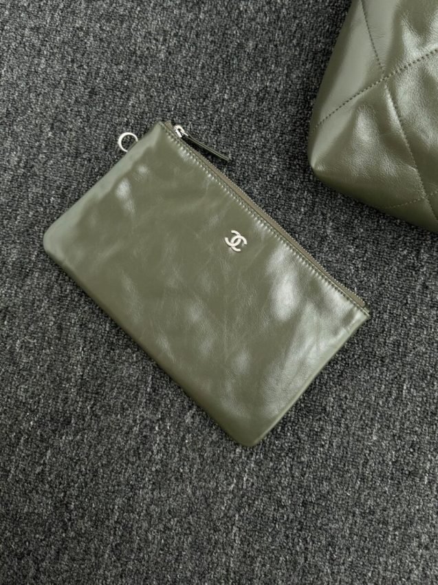 CHANEL 22 Medium Handbag Pink Greed - Image 3