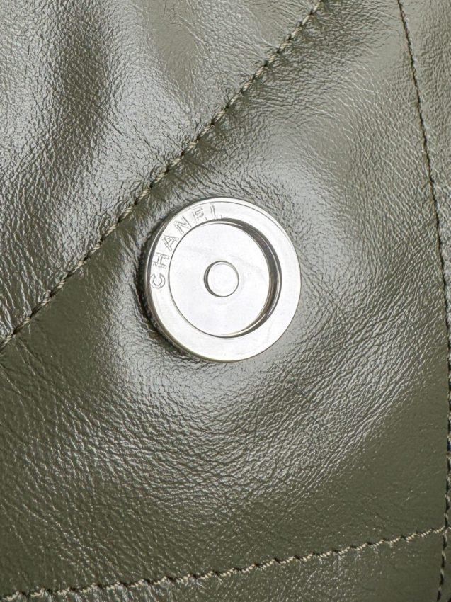 CHANEL 22 Medium Handbag Pink Greed - Image 4