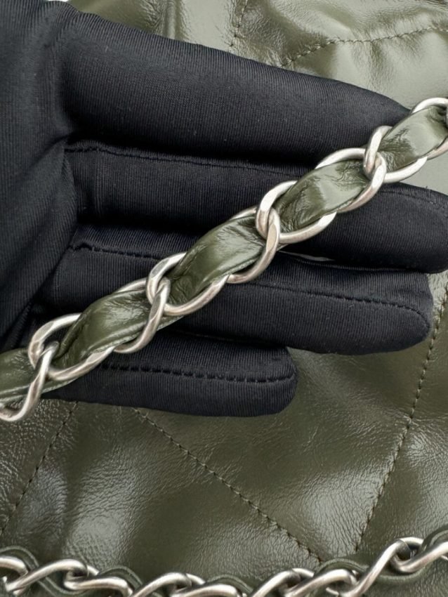 CHANEL 22 Medium Handbag Pink Greed - Image 5