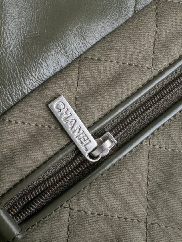 CHANEL 22 Medium Handbag Pink Greed - Image 6