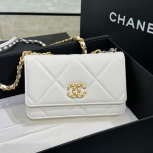 CHANEL 19 Wallet on Chain White